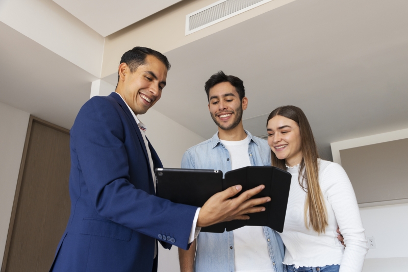 Real Estate Associate / Consultant
